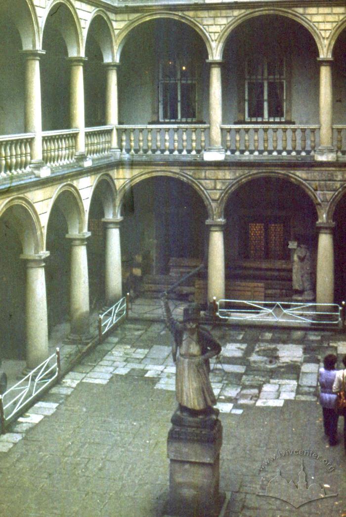 View of Italian courtyard of Royal building at Rynok square, 6 2