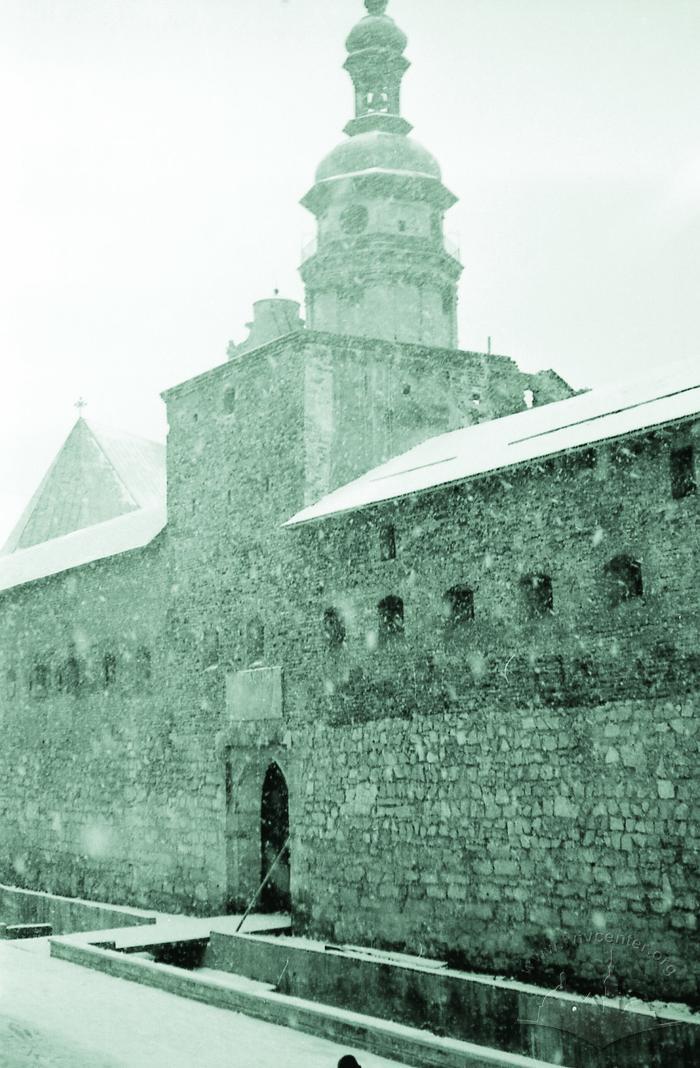 Hlynianska tower and Bernardine monastery wall 2