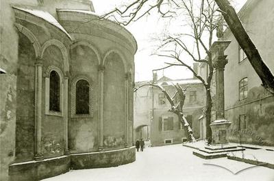 Подвір'я Вірменської церкви