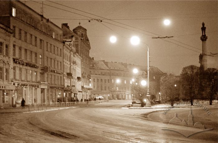 Night view of Mitskevycha square 2