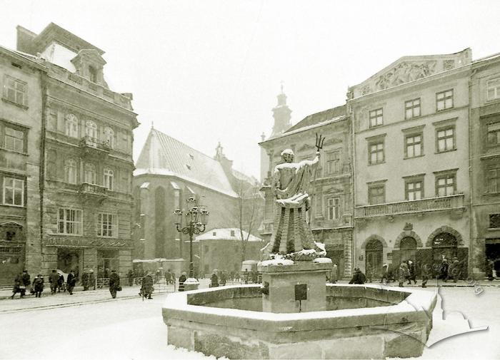 Fountain with a sculpture of Neptune 2