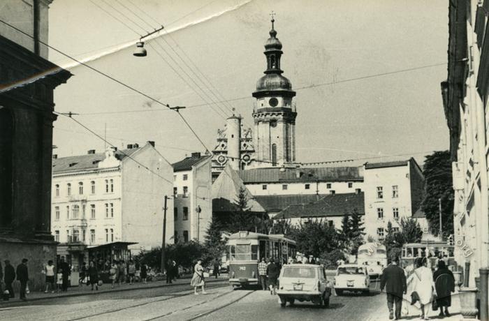 Вид початку вулиці Личаківської та бернардинський монастир 2