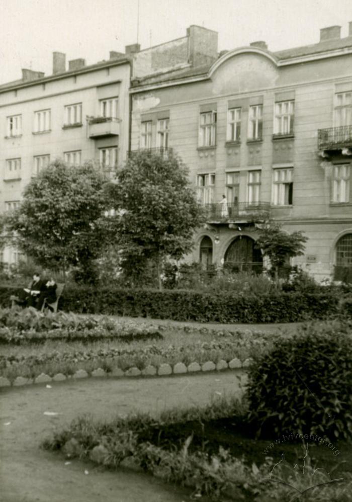 Public garden on Tsekhova street 2