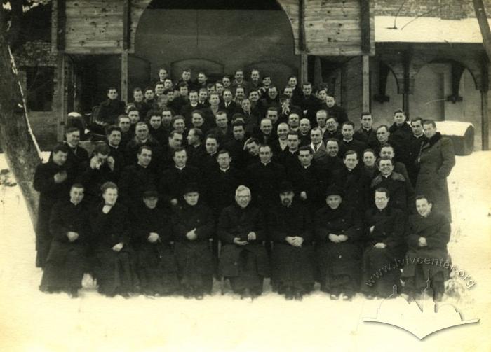 Група викладачів та слухачів Греко-католицької Богословської Академії в подвір'ї Академії на вул. Коперника 2