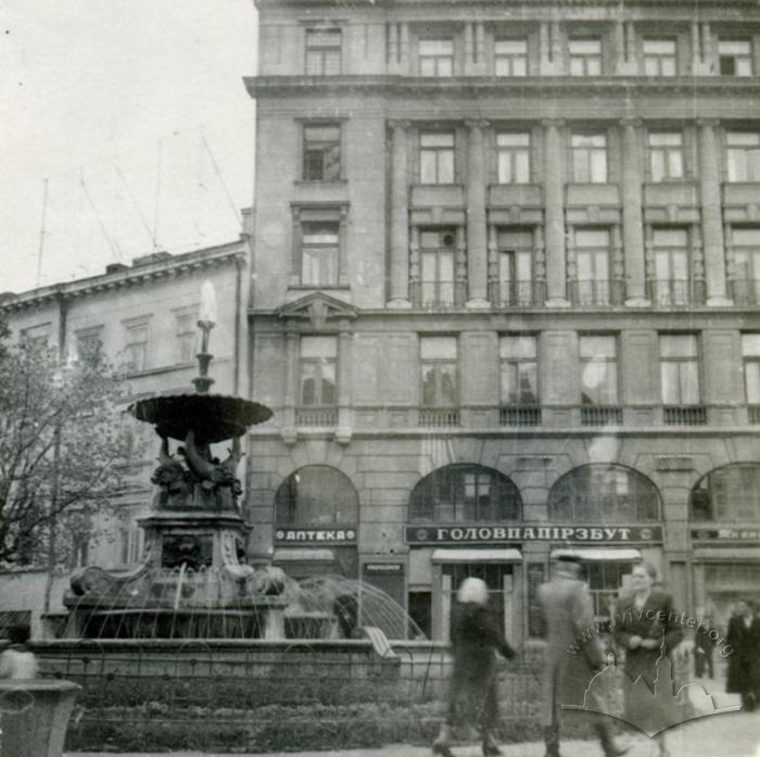 Fountain in Mitskevycha Square 2