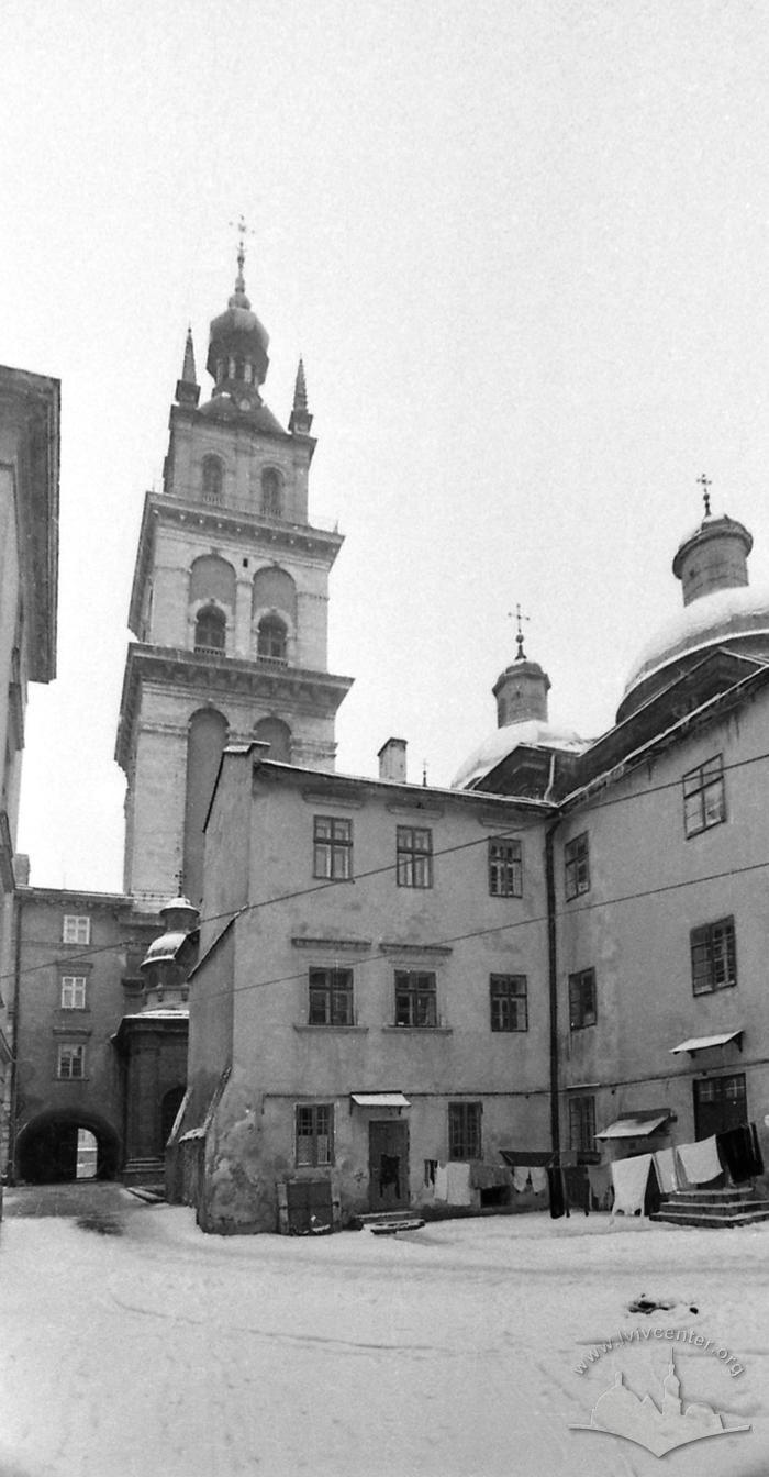 Uspenska church courtyard 2