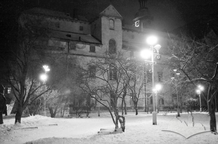 Зимовий вид західного боку бернардинського монастиря 2