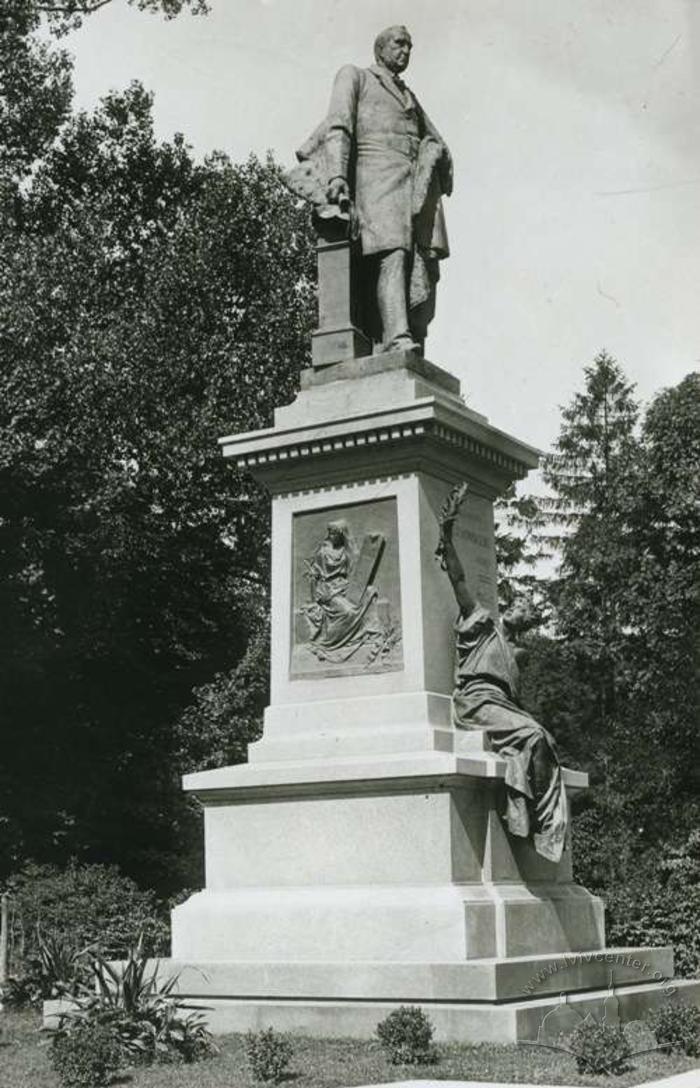 Monument to Count Agenor Gołuchowski 2