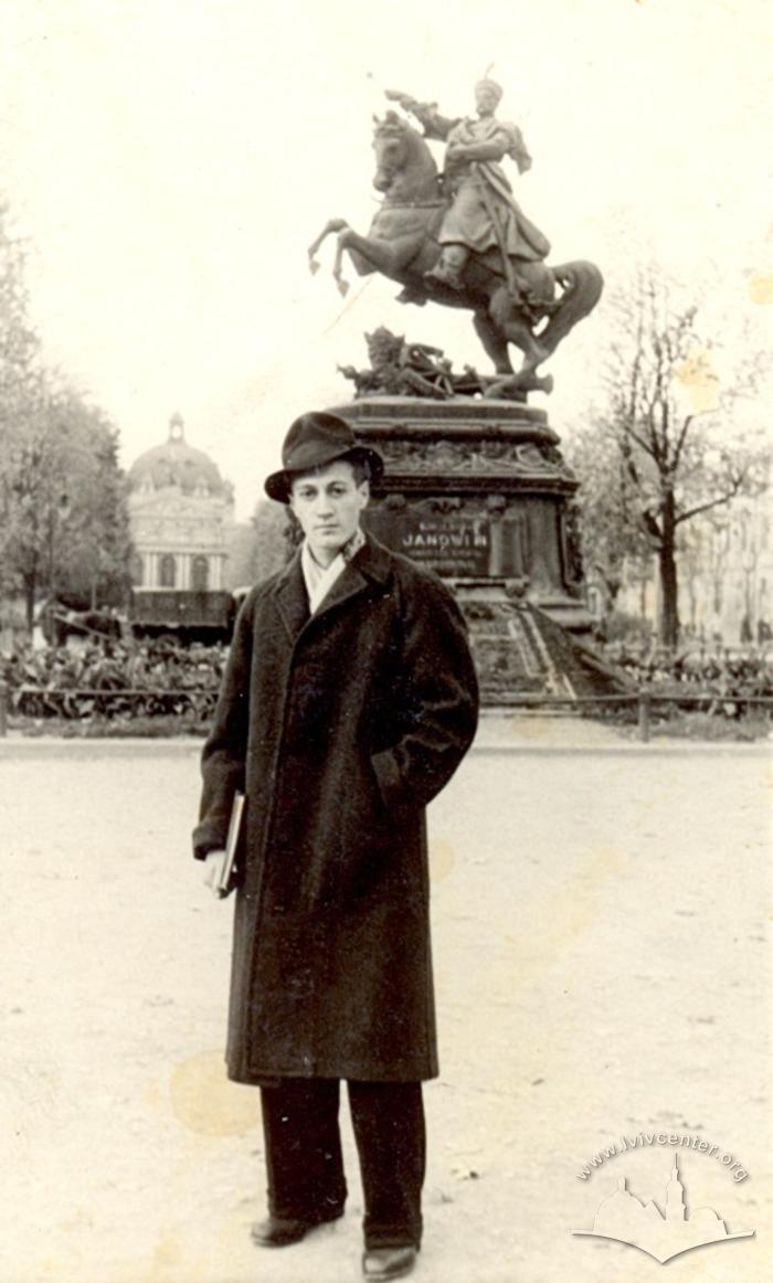 Young postwar artist I. Gayday near the monument to Jan III Sobieski the king 2