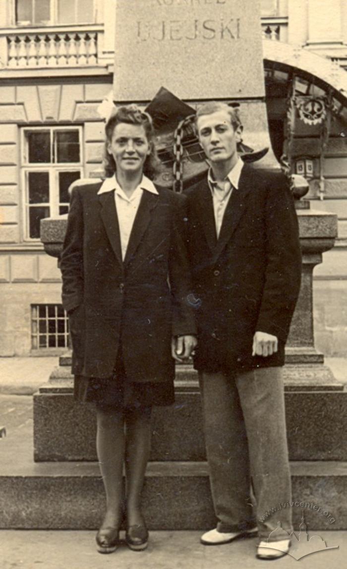 The married couple next to the monument to Kornel Ujejski 2