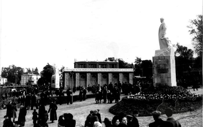 The monuments to Stalin and Lenin 2