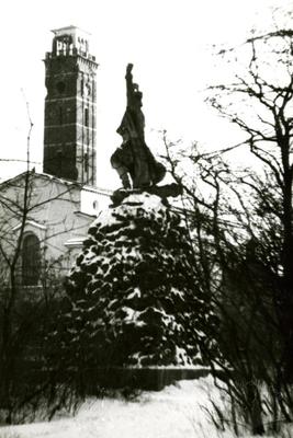 Тильний бік пам'ятника Бартошу Гловацькому