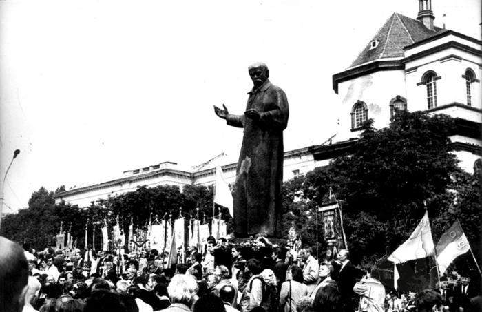 Monument to T. H. Shevchenko in Svobody Boulevard 2
