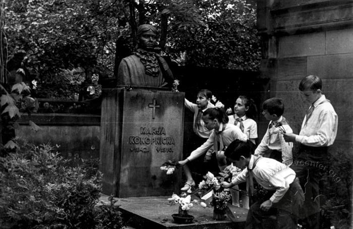 Monument to Maria Konopnicka 2