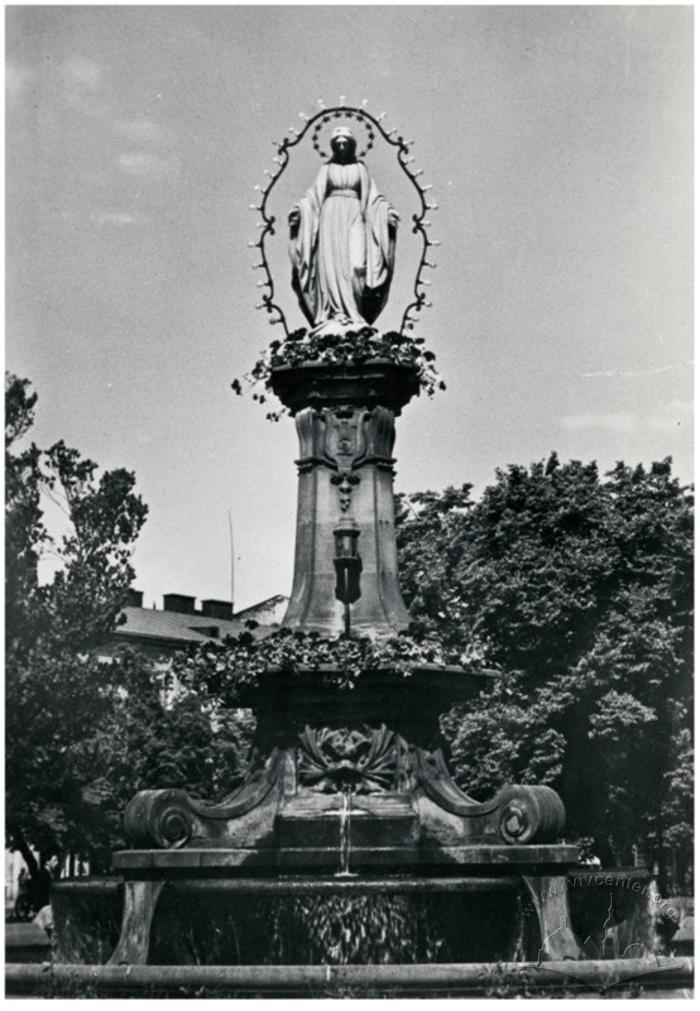 Festively decorated figure of the Virgin Mary on Marijska square 2