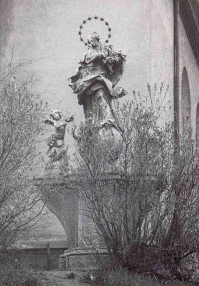 Фігура Діви Марії біля костелу Св. Марії Сніжної 2