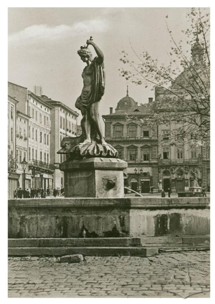 Fountain with a sculpture of Amfitrita 2