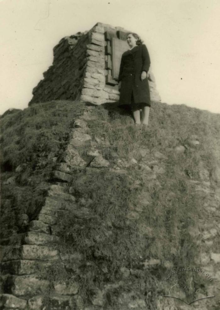 Жінка біля фрагмента давнього замку в парку Високий замок 2