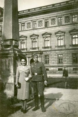 Німецький військовий на фоні Львівського університету