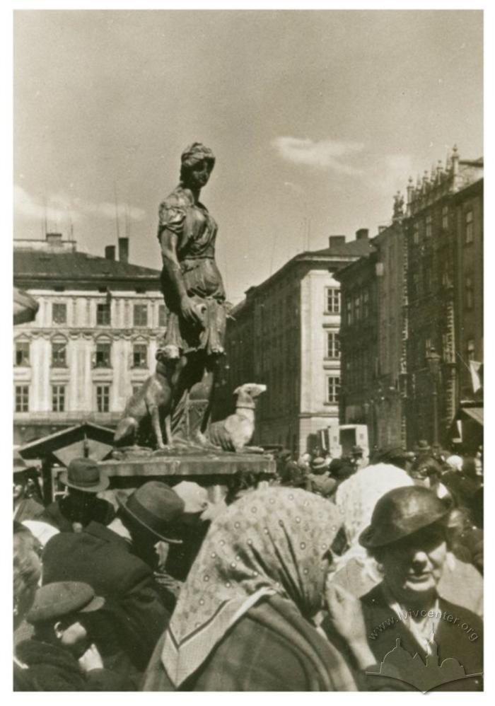 Fountain with a sculpture of Diana on Rynok square 2