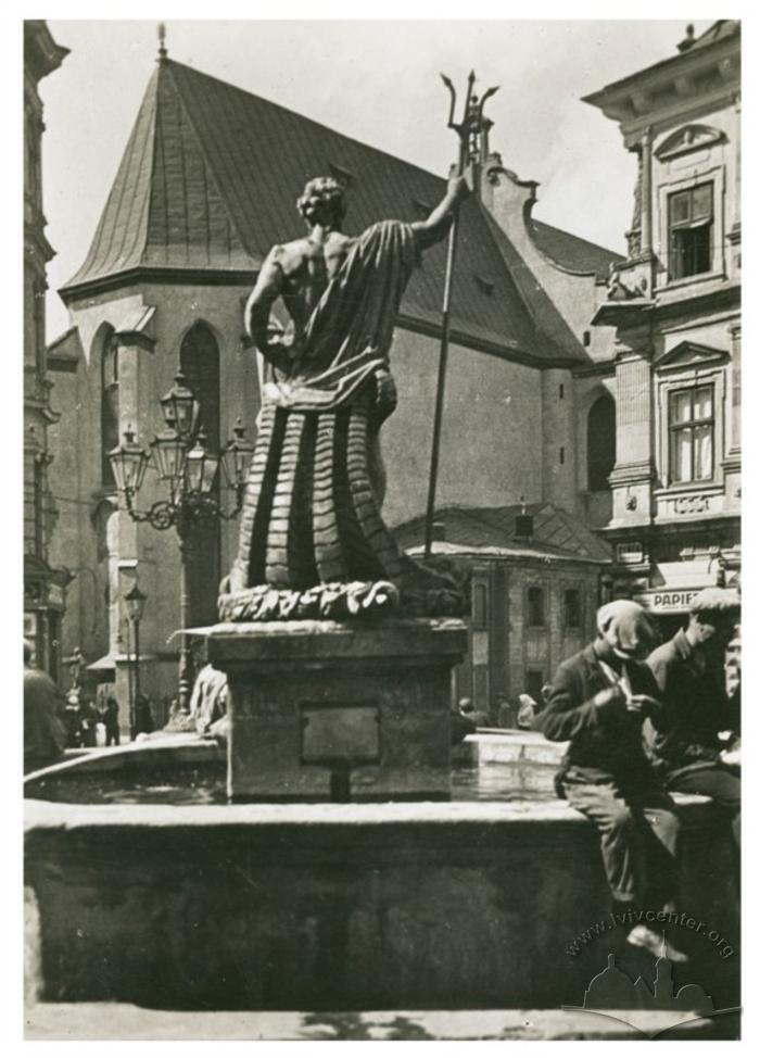 Fountain with a sculpture of Neptune on Rynok square 2