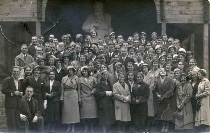 Група молоді біля пам'ятника Митрополиту Андрею Шептицькому в Богословській Академії 2