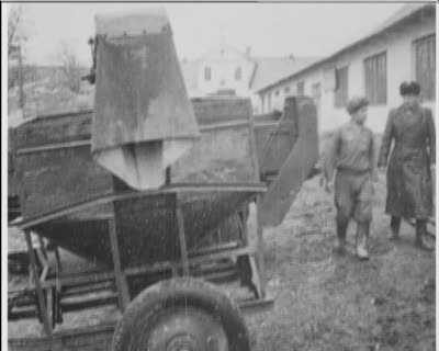 Я. Чиж і Г. Панфіловський (секратар парторганізації), свинар і механізатор