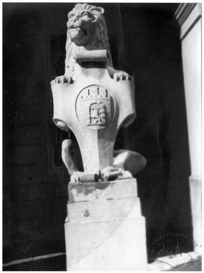 Один з левів - символів Львова перед входом до ратуші 2