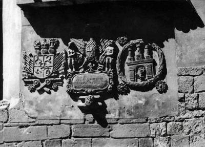 Історичні герби на стіні Міського арсеналу