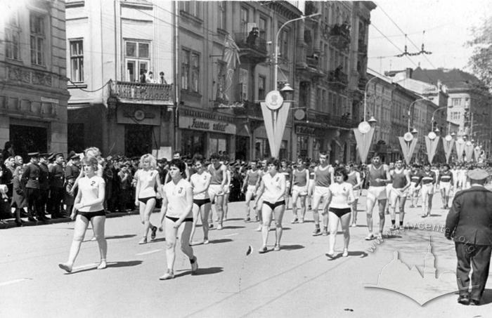 Колона спортсменів на святковій демонстрації на пр. Леніна 2