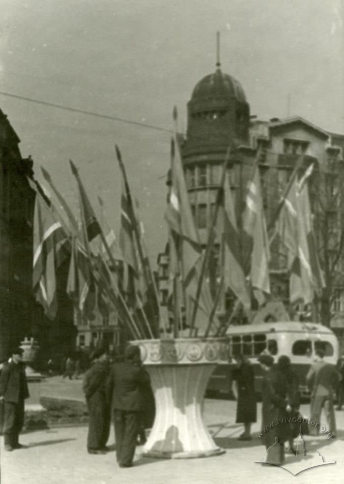 Декоративна ваза з прапорами радянських республік на проспекті Свободи 2