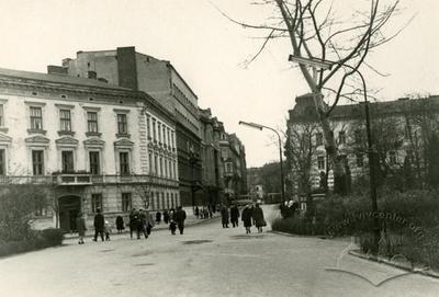 Центральна алея долішньої частини парку ім. І. Франка