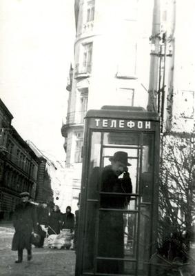 Телефон-автомат в центрі міста