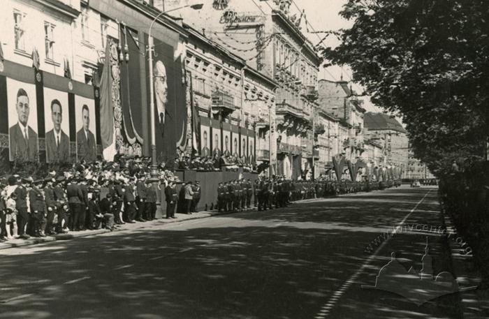 Військовий парад на проспекті Леніна (тепер пр. Свободи) 2