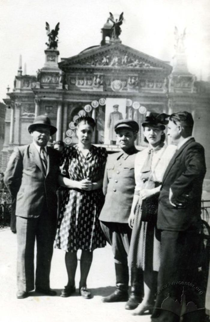 Група людей на площі перед львівським оперним театром 2