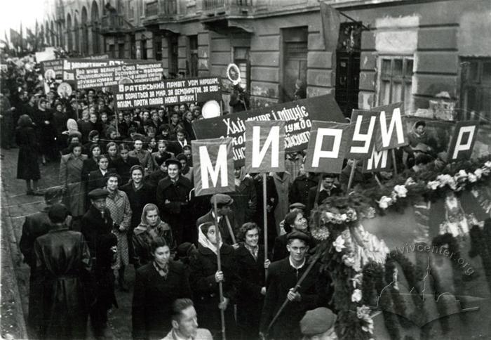 Учасники листопадової демонстрації трудящих на вулиці Івана Гонти 2