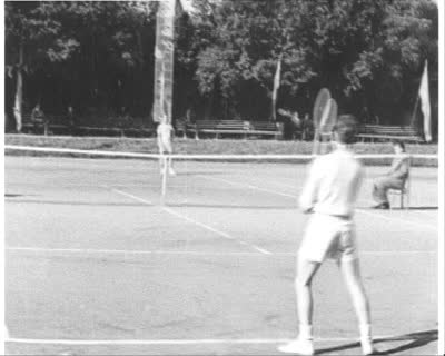 Грає Петров - теніс