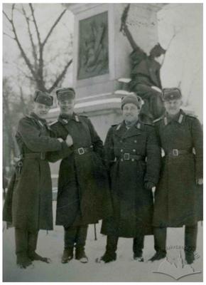 Військові біля пам'ятника графу Агенору Голуховському в парку Костюшка