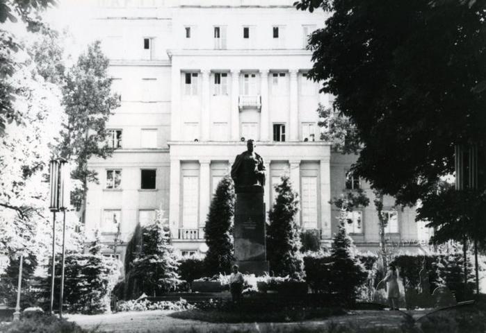 Пам'ятник Герою Радянського Союзу Ніколаю Кузнєцову 2