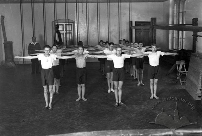 Lesson of physical training in a men school 2