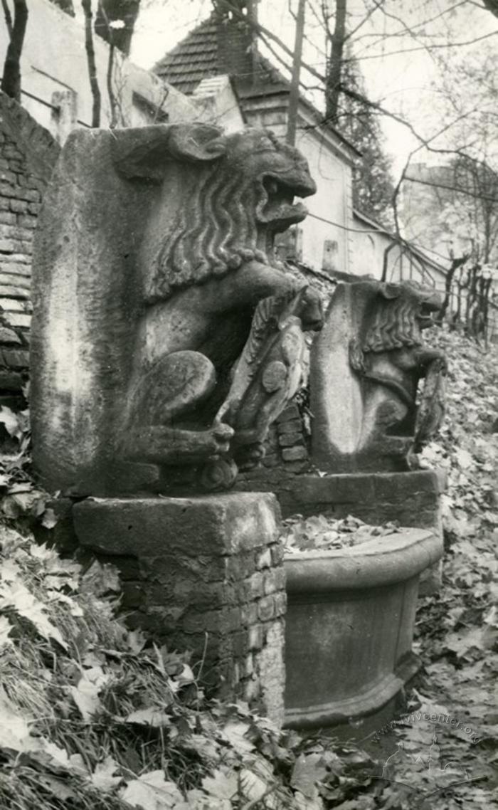 Старовинні леви з давньої ратуші біля криниці на вул. Коперника 2