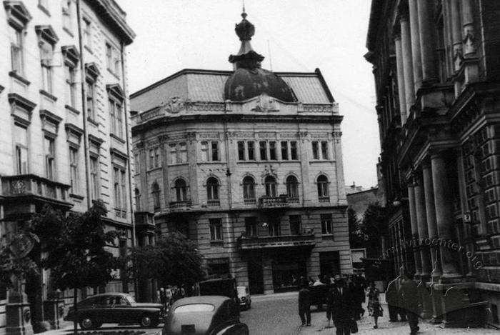 Crossroad of Sichovych striltsiv and Volodymyra Hnatyuka Streets 2