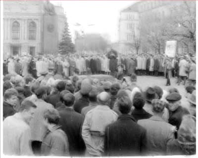 Біля пам'ятника В.І. Леніна