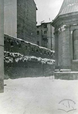 Зруйнований мур бернардинського монастиря з боку подвір'я