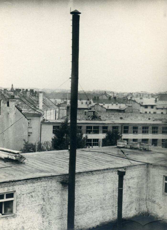 Вид з тильного боку "Магнусу" на будівлі слідчого ізолятора 2