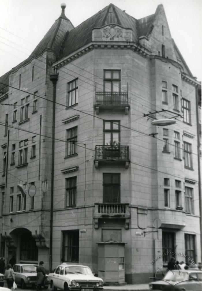 Building at the corner of Ivana Franka and Bohomoltsia streets 2