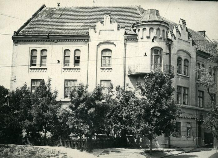 Building on Lychakivska street 2