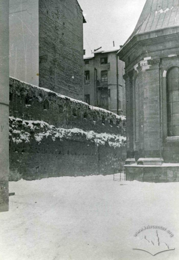 Зруйнований мур бернардинського монастиря з боку подвір'я 2