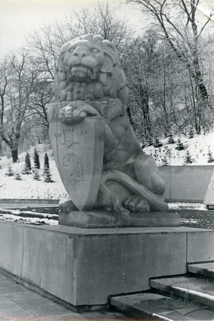 Sculpture of lion on Vitovskoho street 2