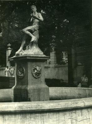 Криниця з фонтаном на площі Галицькій